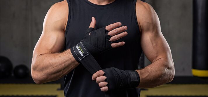 Homem musculoso usando bandagens de boxe