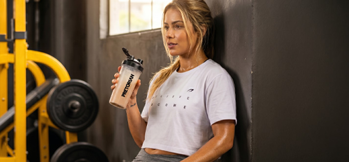 Mulher descansando após treino com shaker